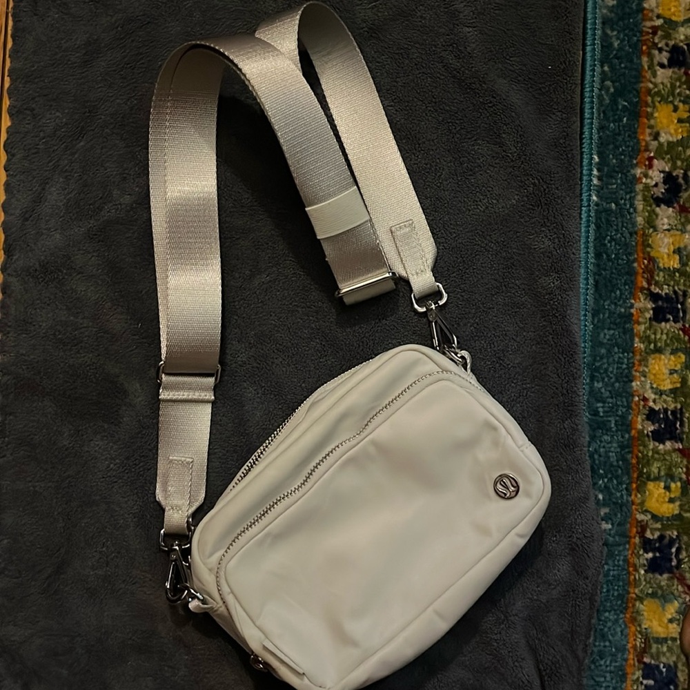 Lululemon Everywhere Crossbody Bag Light Gray/Cream